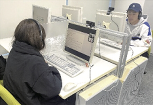 オンラインで会話する様子 （「Practical English」）